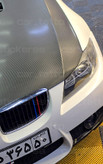 یه bmw خفن که روی کاپوتش کاور کربن اجرا شده