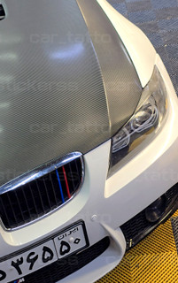 یه bmw خفن که روی کاپوتش کاور کربن اجرا شده