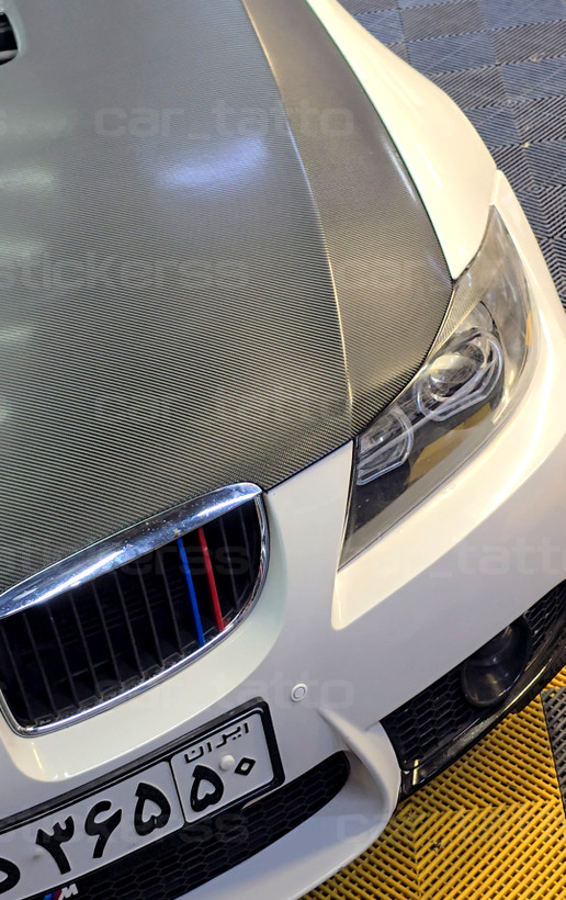 یه bmw خفن که روی کاپوتش کاور کربن اجرا شده